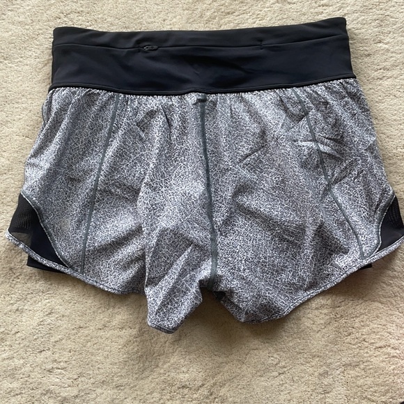 Lululemon NWOT 2.5” Inseam. Spandex lined shorts - Picture 3 of 6